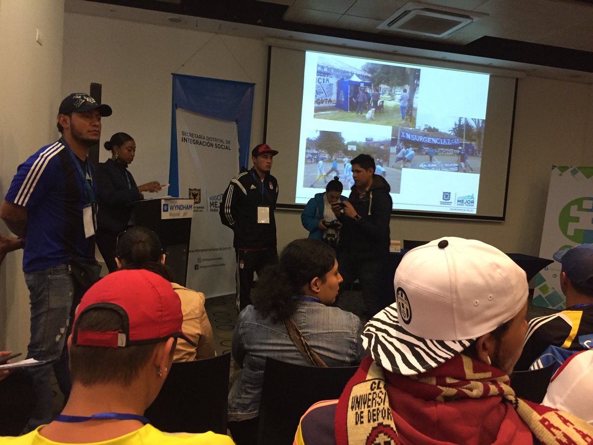 SimonuBogota's tweet photo. A esta hora, aproximadamente 60 docentes y estudiantes de los colegios oficiales Técnico Menorah, Nicolás Esguerra y Luis Carlos Galán participantes en #SimONU2017, escuchan la experiencia de las barras futboleras para aportar a la Paz con apoyo de entidades del Distrito https://t.co/84EDnmMxfq