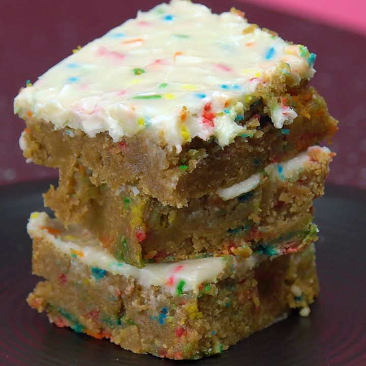 TasteRichdotCom's tweet photo. You know you want these Funfetti Blondies! Get the written recipe here: ht ... #ecomom #tasterich #cleaneating https://t.co/3wKAjiiup6