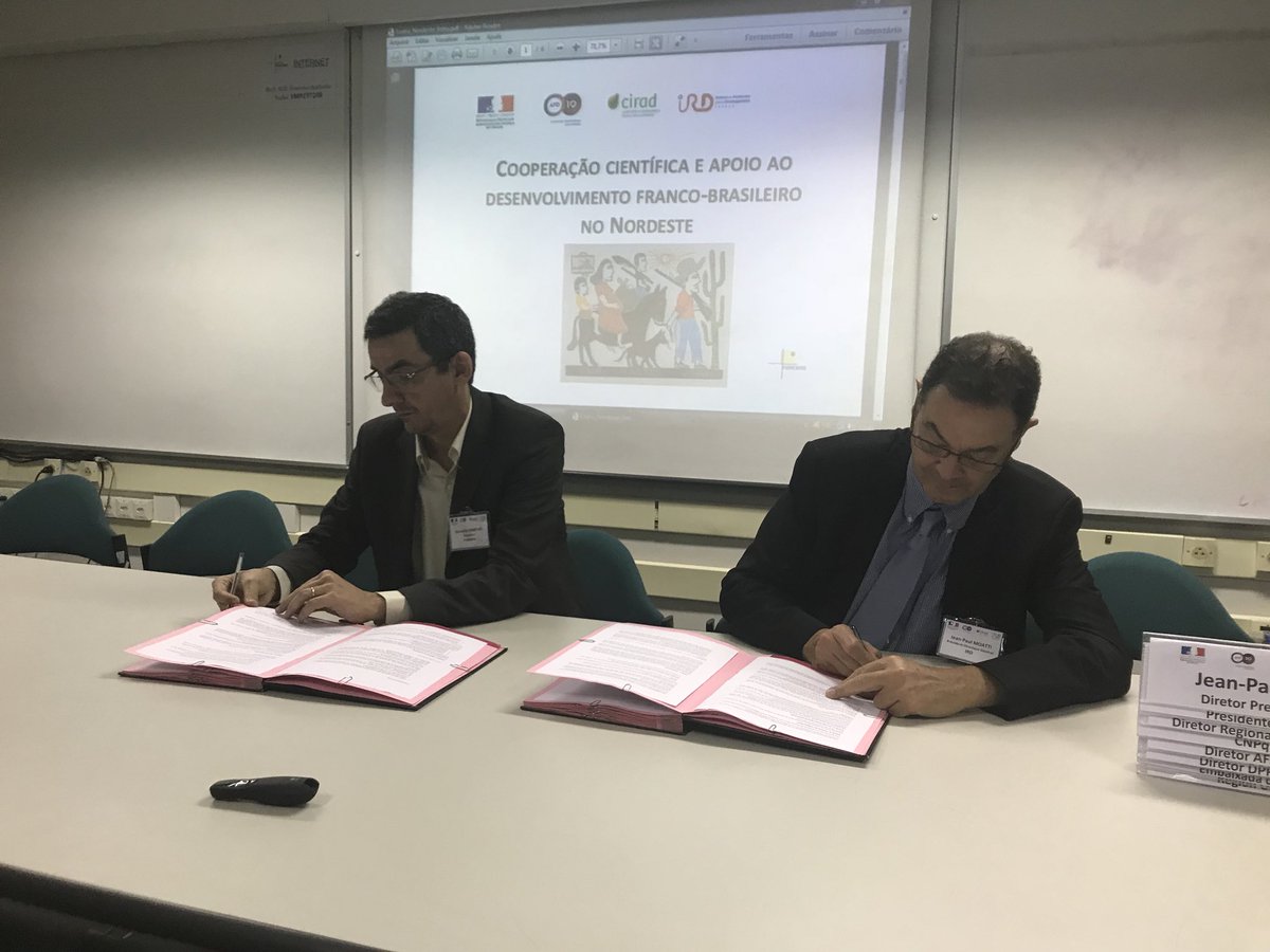 ird_brasil's tweet photo. @Funceme @ird_fr cooperation agreement between presidents #eduardosaviomartins #jean-paulmoatti at Fortaleza nov 7th https://t.co/Ih4mhWYV5Y