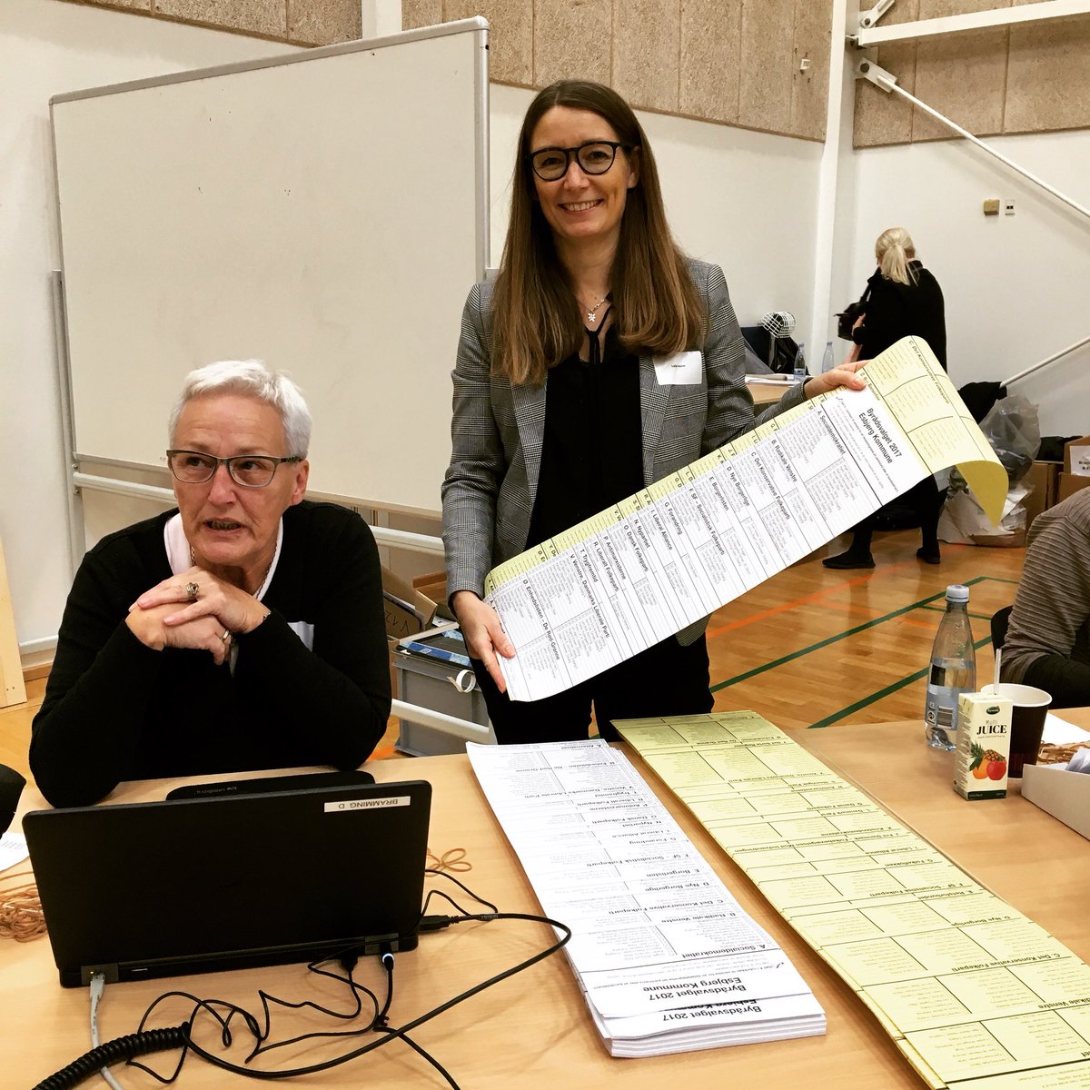EsbjergKommune's tweet photo. 29.047 har fået stemmesedler i vores kommune. 31,63 % har stemt mod 30% i 2013. Dejligt med fremgang ved #kv17 #stemdk https://t.co/BQBeLP8N9G