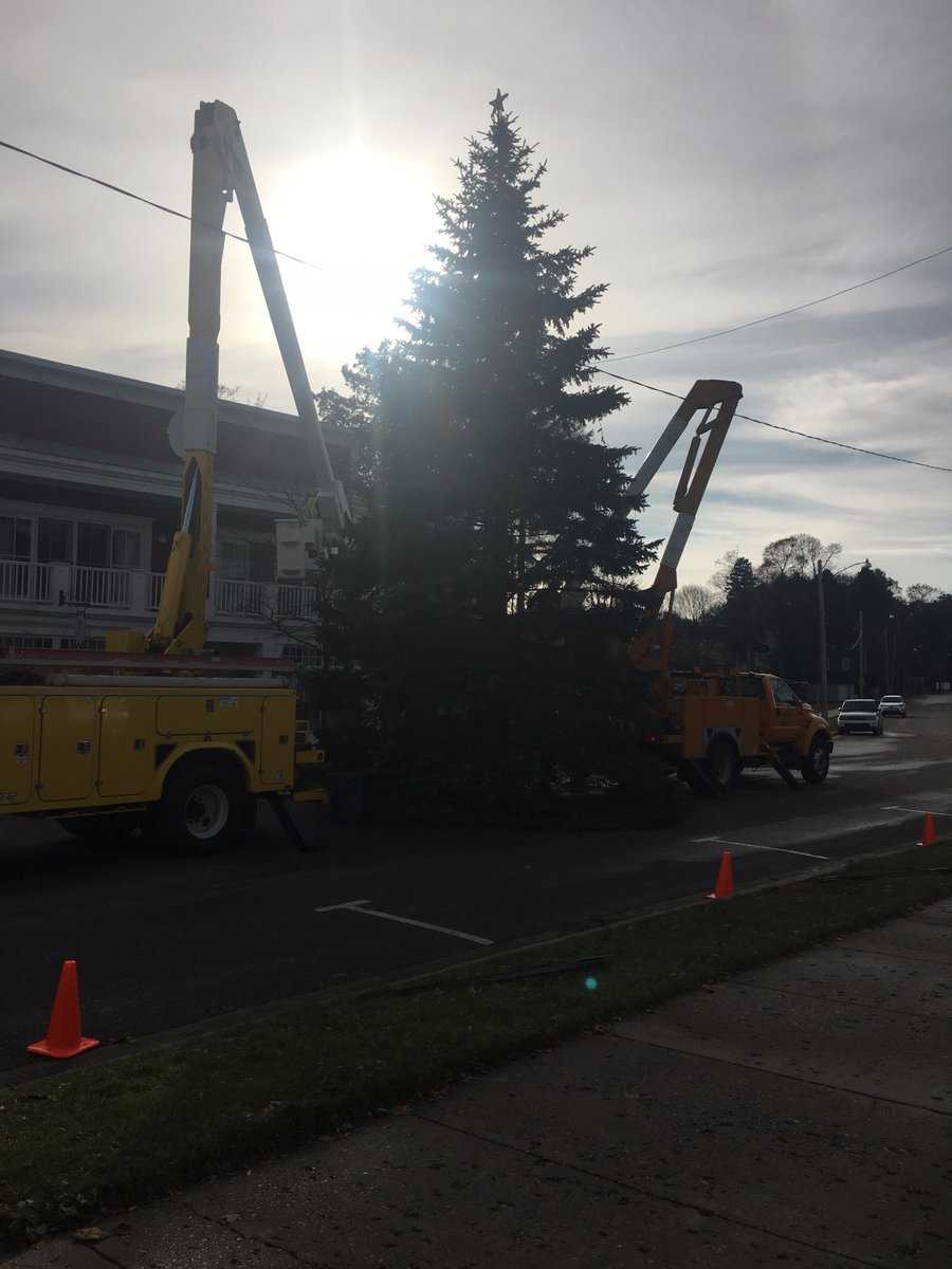 HarborChamber's tweet photo. Getting ready for the Tree Lighting ceremony! #HarborSprings #Michigan https://t.co/Kaq6cNnLS6