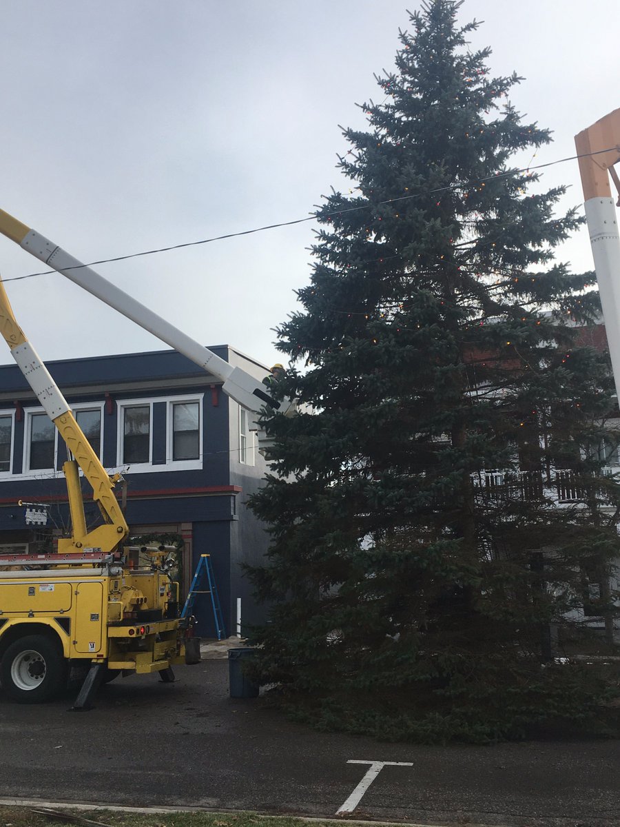 HarborChamber's tweet photo. Getting ready for the Tree Lighting ceremony! #HarborSprings #Michigan https://t.co/Kaq6cNnLS6