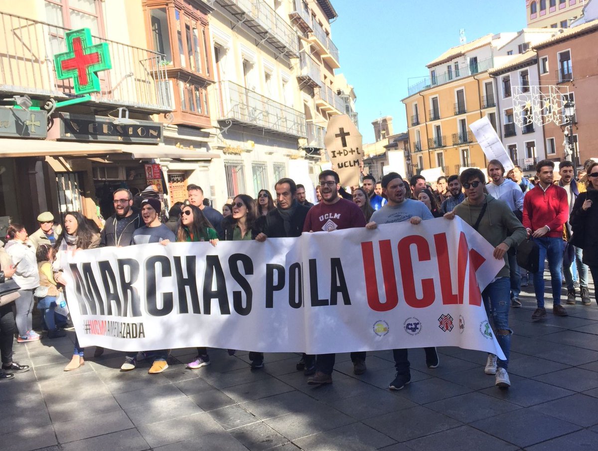 Más de 2000 estudiantes se han congregado ante el Palacio de Fuensalida para pedir al <a href="/gobjccm/">Gobierno de Castilla-La Mancha</a> una financiación 📈justa que no arruine la Universidad Pública📚 #UCLMamenazada