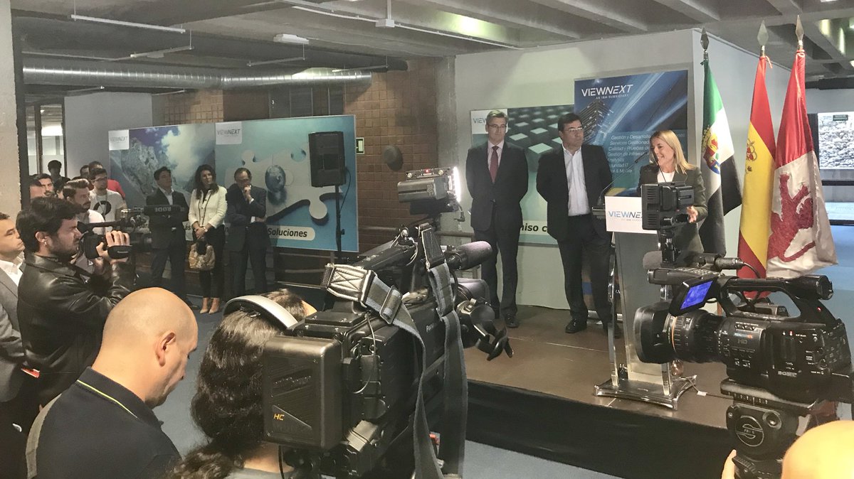 pablogarguez's tweet photo. Apostando por la #UniversidadEmpresa con espacios conjuntos entre @EPCC_Unex y @viewnext mediante @CatedraViewNext con @GFVara @Junta_Ex GRACIAS: #JoseMariaPascual y #ElenaNevado del @Ayto_Caceres x esas palabras tan halagadoras para nuestros #Ingenieros @infouex @FundecytPCTEX https://t.co/lM7w0nxdjE