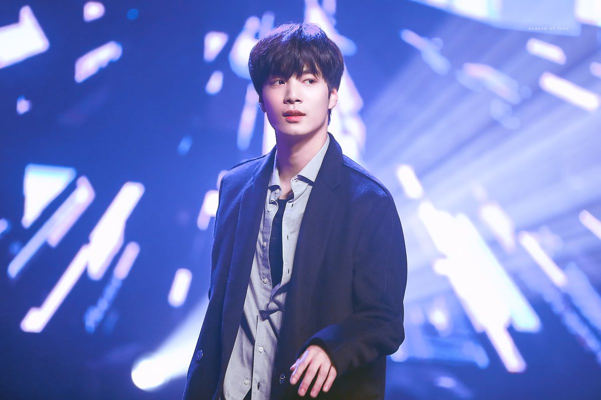 seasonoflove95's tweet photo. 171121 음정콘서트 잘생김쩨알을 가로 세로 둘다로...😉  #NUEST_W #김종현 #JR https://t.co/ojXoz4a9bY