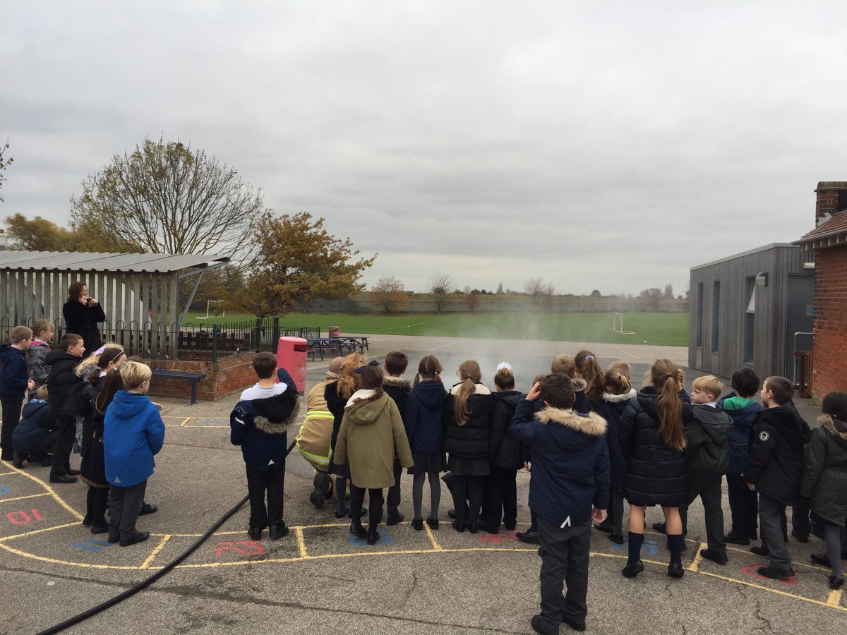 FrintonFireStn's tweet photo. Walton Primary Year 3 Visit

Crew from Frinton visited Walton Primary School this afternoon to assist with a lesson on Fire Safety and to have a show and tell all about Firefighting and Fire Engines. https://t.co/gzcaFUbpjn
