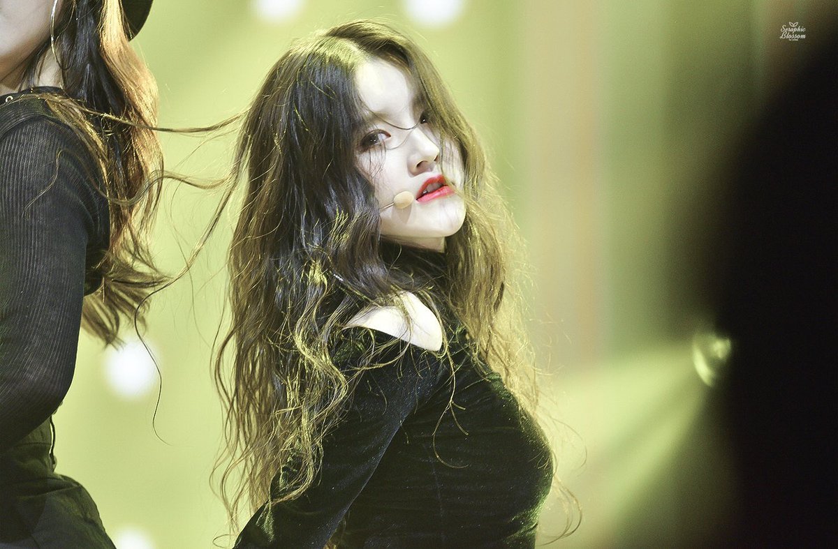 loonagallery's tweet photo. — jeon heejin ♡ #전희진 . *⊹˚  
© seraphic blossom .*･｡✧；171119 https://t.co/zTGQ33vo2s