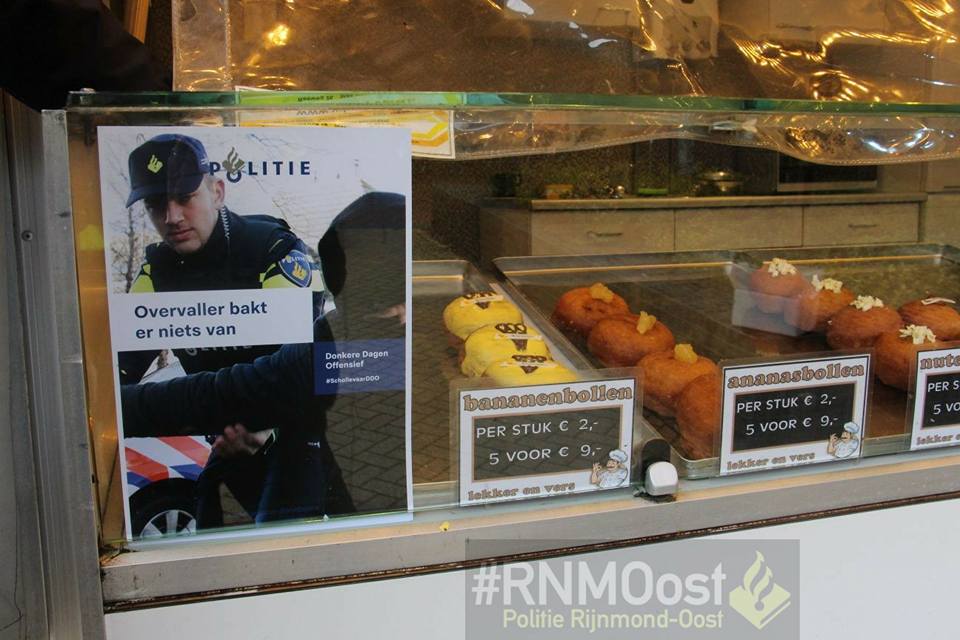 Pol_EKoster's tweet photo. #SchollevaarDDO Middels speciaal ontworpen posters ondernemers weer alert gemaakt voor het Donkere Dagen Offensief.Ook aandacht gevraagd voor de bewoners.Bedenk een slogan voor Schollevaar om inbraken tegen te gaan en win een prijs.Voor spelregels kijk op: https://t.co/kfkgpxhkiY https://t.co/Zi7qjqwya3