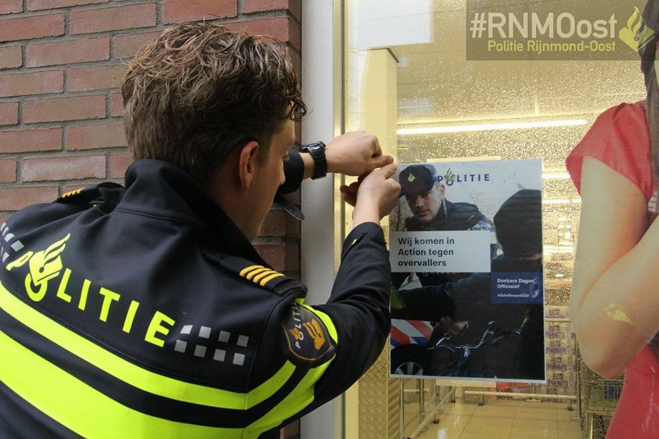 Pol_EKoster's tweet photo. #SchollevaarDDO Middels speciaal ontworpen posters ondernemers weer alert gemaakt voor het Donkere Dagen Offensief.Ook aandacht gevraagd voor de bewoners.Bedenk een slogan voor Schollevaar om inbraken tegen te gaan en win een prijs.Voor spelregels kijk op: https://t.co/kfkgpxhkiY https://t.co/Zi7qjqwya3