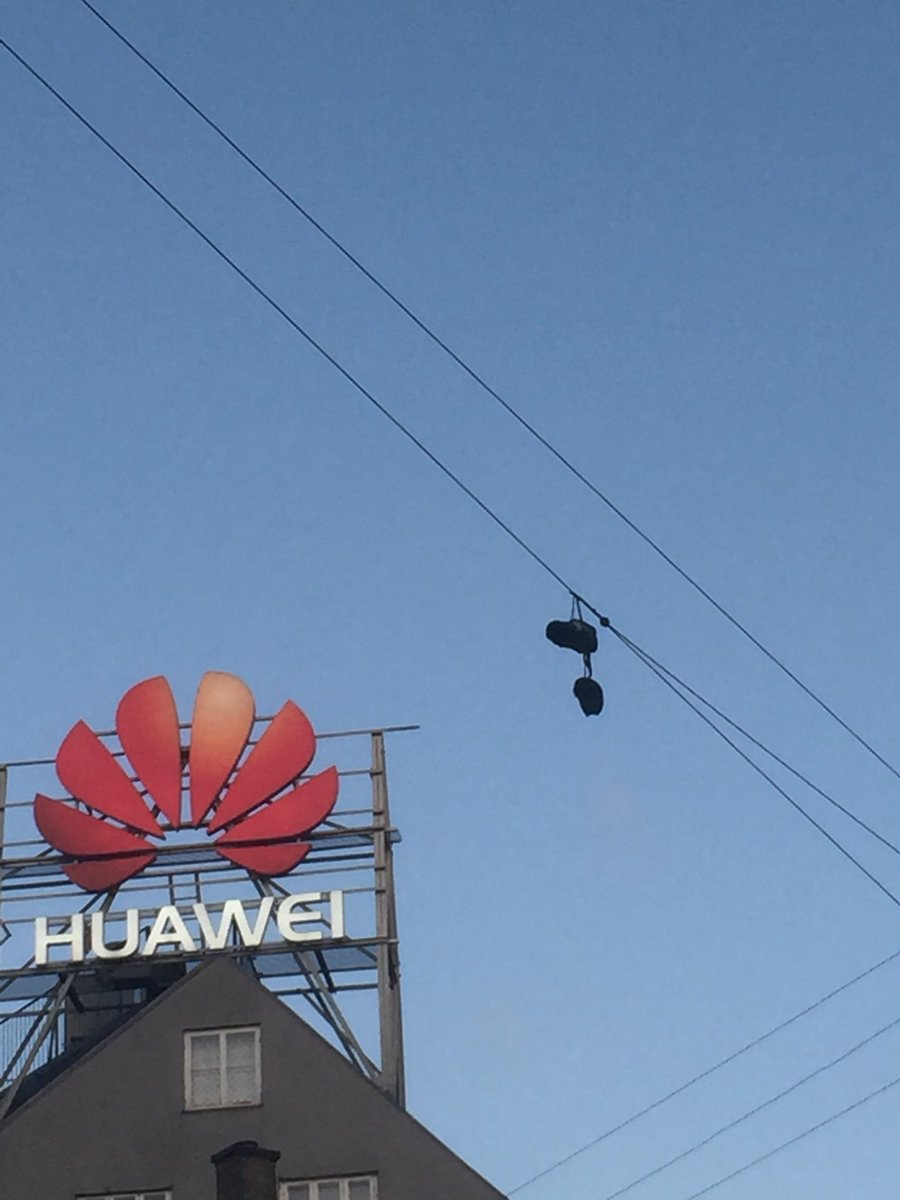 _cosminalbu's tweet photo. Conversation in Huawei Denmark: 

Customer: How is @HuaweiMobile any different from other phones?
Employee: ... [explaining all the benefits]
Customer: Neeah, still not convinced!
Employee: https://t.co/1X6z2ZCpIK