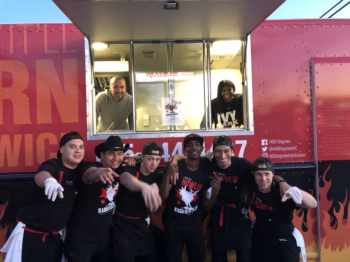 400DegreesHC's tweet image. Yesterday was nothing but AMAZING 🙌🏾 This was an Awesome pop up event!!! @howlinrays came to #Nashville to pay homage 💯 Thank you so much for feeding the city FREE 👊🏾 Great seeing you guys love you much success ❤️ #hotchicken #nom