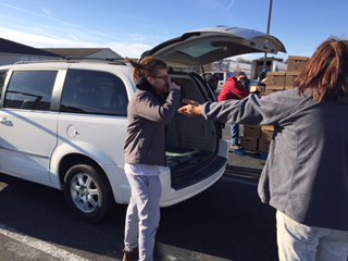 LaRedHealth's tweet photo. Juanita &amp; Brian, members of LRHC's Outreach Team participated in Mountaire Farms, Thanksgiving for Thousands Food Drive by distributing boxes of donated food– including a Mountaire chicken roaster to patients of LRHC &amp; their families so that they could enjoy a Thanksgiving Meal! https://t.co/VBFMQv6O4h