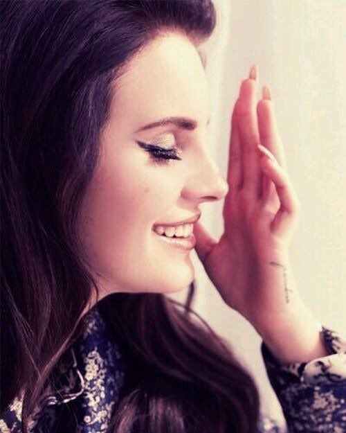 و أغني لك لحن حبي لعلَّ قلبك يسّمع لـ لحني ..❤️