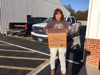 LaRedHealth's tweet photo. Juanita &amp; Brian, members of LRHC's Outreach Team participated in Mountaire Farms, Thanksgiving for Thousands Food Drive by distributing boxes of donated food– including a Mountaire chicken roaster to patients of LRHC &amp; their families so that they could enjoy a Thanksgiving Meal! https://t.co/VBFMQv6O4h