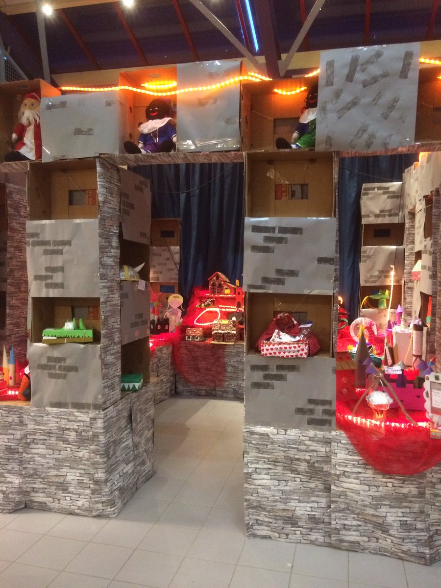Het kasteel is af en wat staan de surprises er mooi in! Met dank aan alle ouders die kwamen helpen👏👏