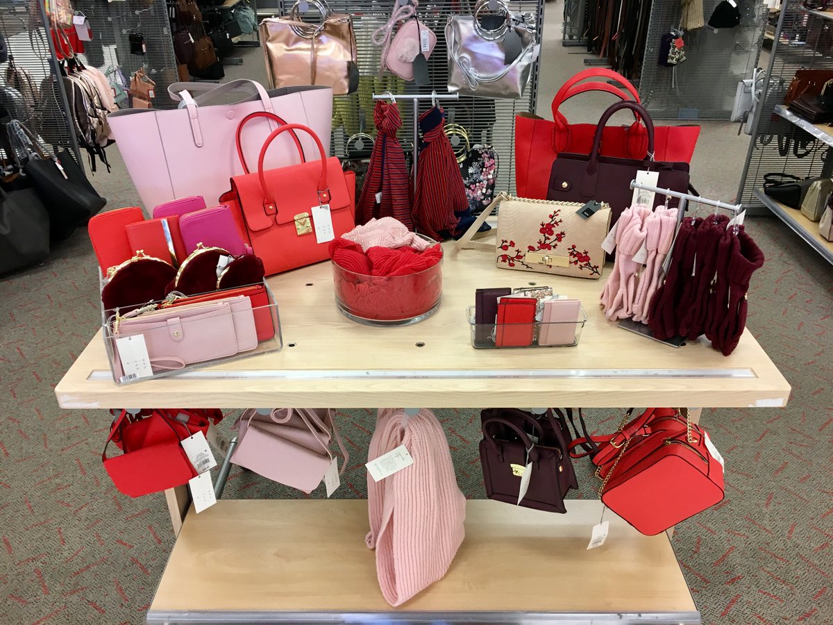 T2346vml's tweet photo. Color story tables are here at #T2346 for all your holiday needs! 👛🎄 #vm @KColeman32 @OswaldDebbie https://t.co/ByjtIfCZ6O