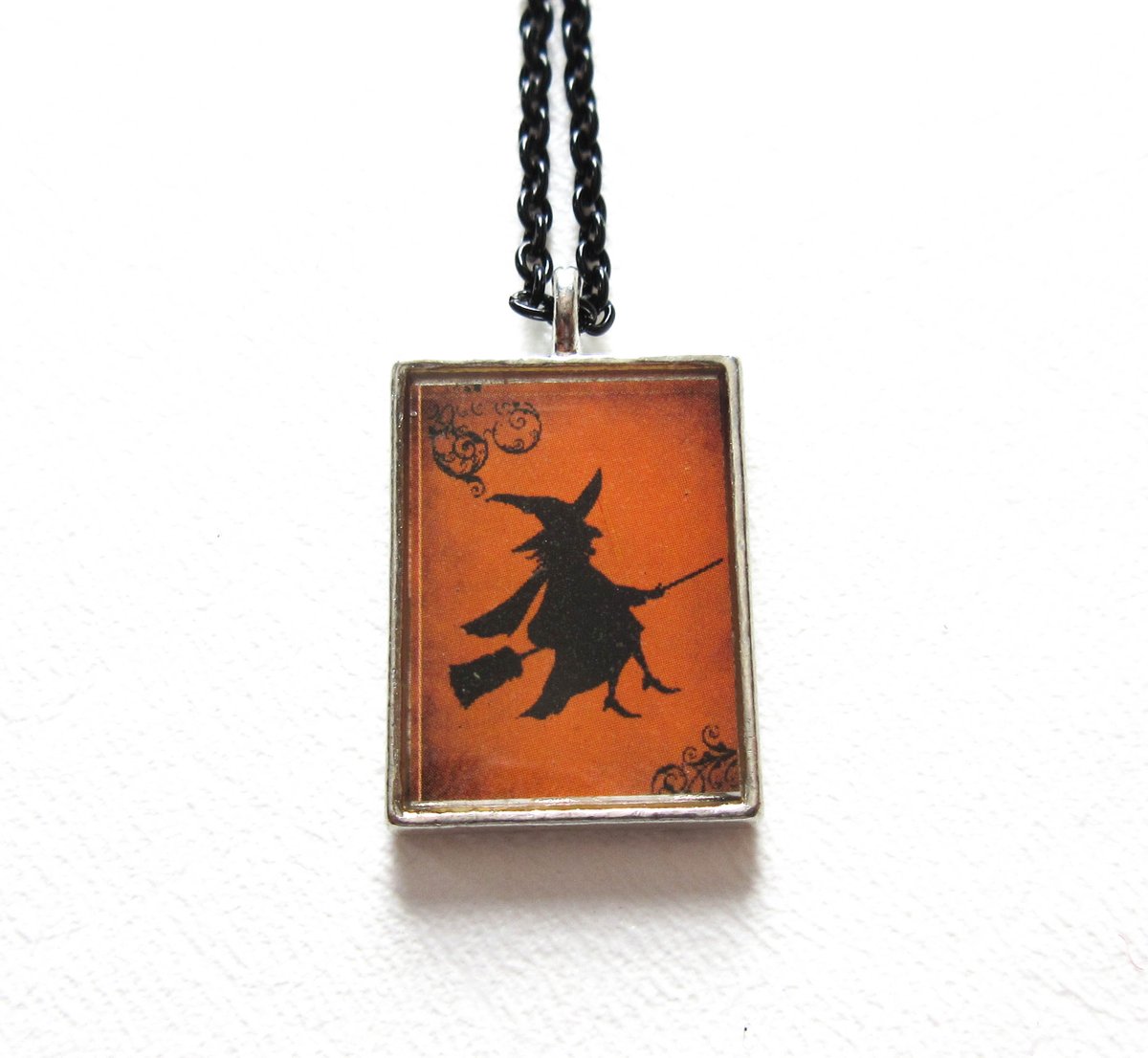 finalgirldsigns's tweet photo. Cool and creepy and perfect for gifting. https://t.co/pB4UN1NYOG #horror #jewelry #witches #cats #skulls #hearts #jewelry #earrings #necklace #TuesdayThoughts https://t.co/78Rfw9P02Z