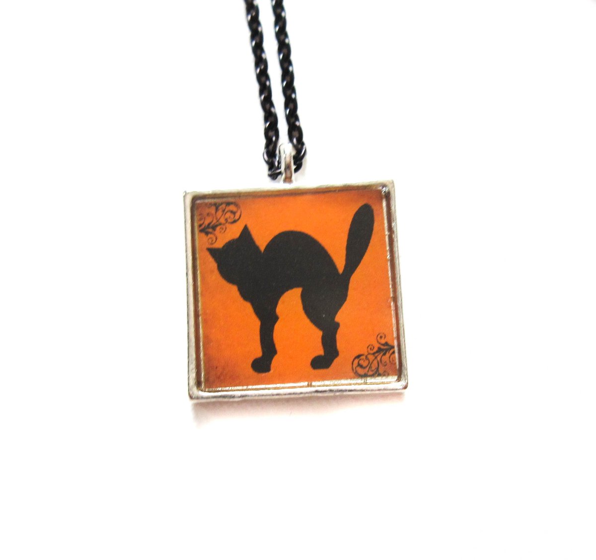 finalgirldsigns's tweet photo. Cool and creepy and perfect for gifting. https://t.co/pB4UN1NYOG #horror #jewelry #witches #cats #skulls #hearts #jewelry #earrings #necklace #TuesdayThoughts https://t.co/78Rfw9P02Z