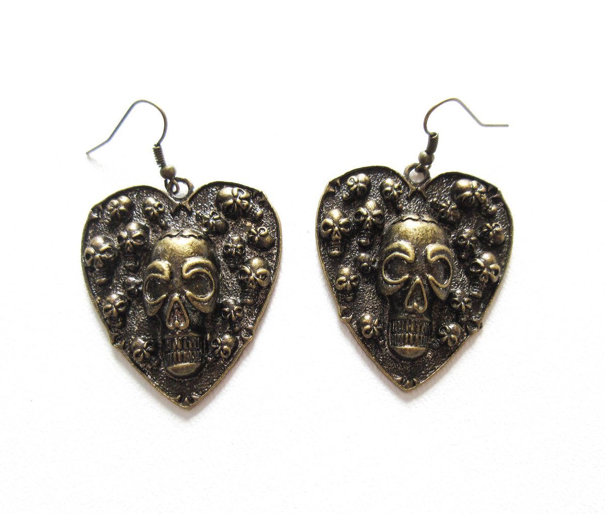 finalgirldsigns's tweet photo. Cool and creepy and perfect for gifting. https://t.co/pB4UN1NYOG #horror #jewelry #witches #cats #skulls #hearts #jewelry #earrings #necklace #TuesdayThoughts https://t.co/78Rfw9P02Z