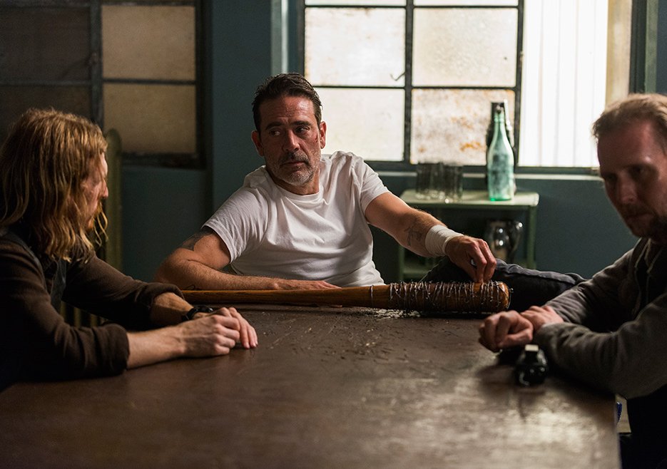 Et voilà c'est la table qui a fait connaissance avec Lucille #TWD