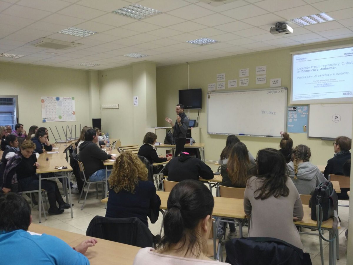 SeuDeniaUA's tweet photo. 50 persones assisteixen a la ponència de #ManuelLillo en el bloc de conferències de la Seu Dénia UA en matèria de #assistència a la #dependència.👨🏫#SeuDéniaUAésComarca #SomConeixement https://t.co/wRgFal3QsV