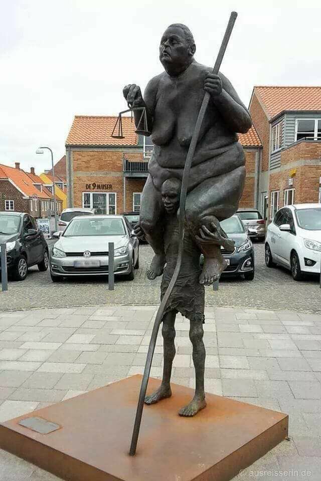 ZZzonesud's tweet photo. Cette sculpture exposée à Copenhague représente la France (pays des droits de l'homme blanc) dont l'embonpoint et le bien être reposent essentiellement sur le pillage de l'Afrique noire dont les populations croupissent dans la misère, malgré d'énormes ressources naturelles .. https://t.co/sKm3bQNe2J