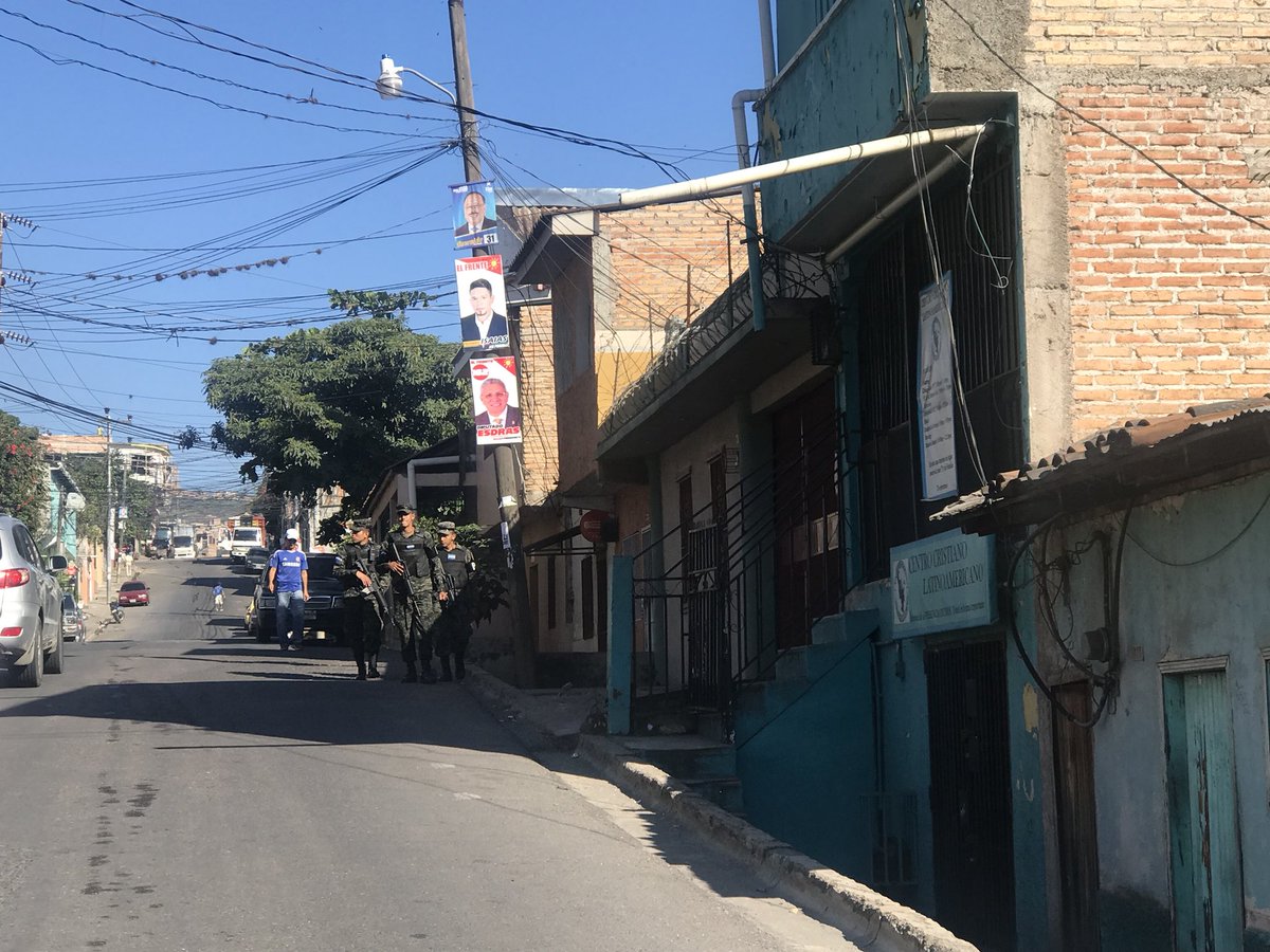 fusinahn's tweet photo. Operativos de saturación , retenes móviles, patrullajes se realizan en el sector de Belén y barrio Lempira, Comayaguela https://t.co/wmFVjuMfDW