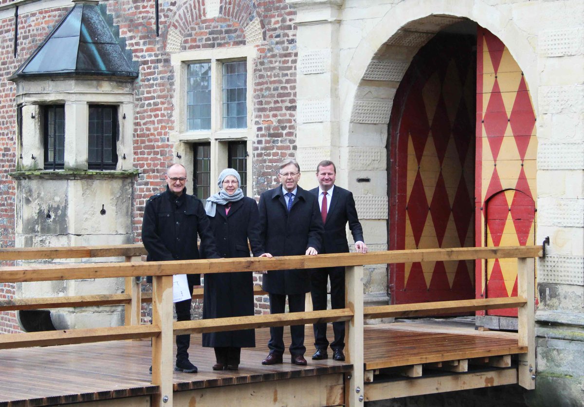 SchlossRaesfeld's tweet photo. “Brückentag“ am Montag ;)
V.l. Eberhard Berg, Dr. Ursula Baumeister (beide Akademie des Handwerks), Hans Hund (Präsident @HWK_Muenster) und Reiner Nolten (Hauptgeschäftsführer des WHKT) freuen sich über den Abschluss der Brückenarbeiten am #SchlossRaesfeld. https://t.co/2kqgi24Dkq