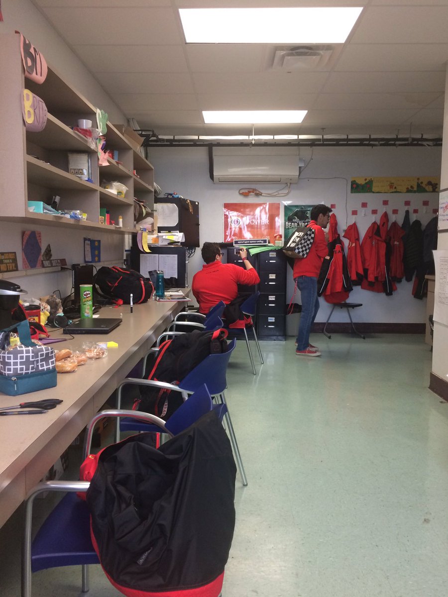 TheLizard26's tweet photo. It's photo-ception, y'all. #rewardingstudents @CYKC_EHS https://t.co/TWdtSy73HK