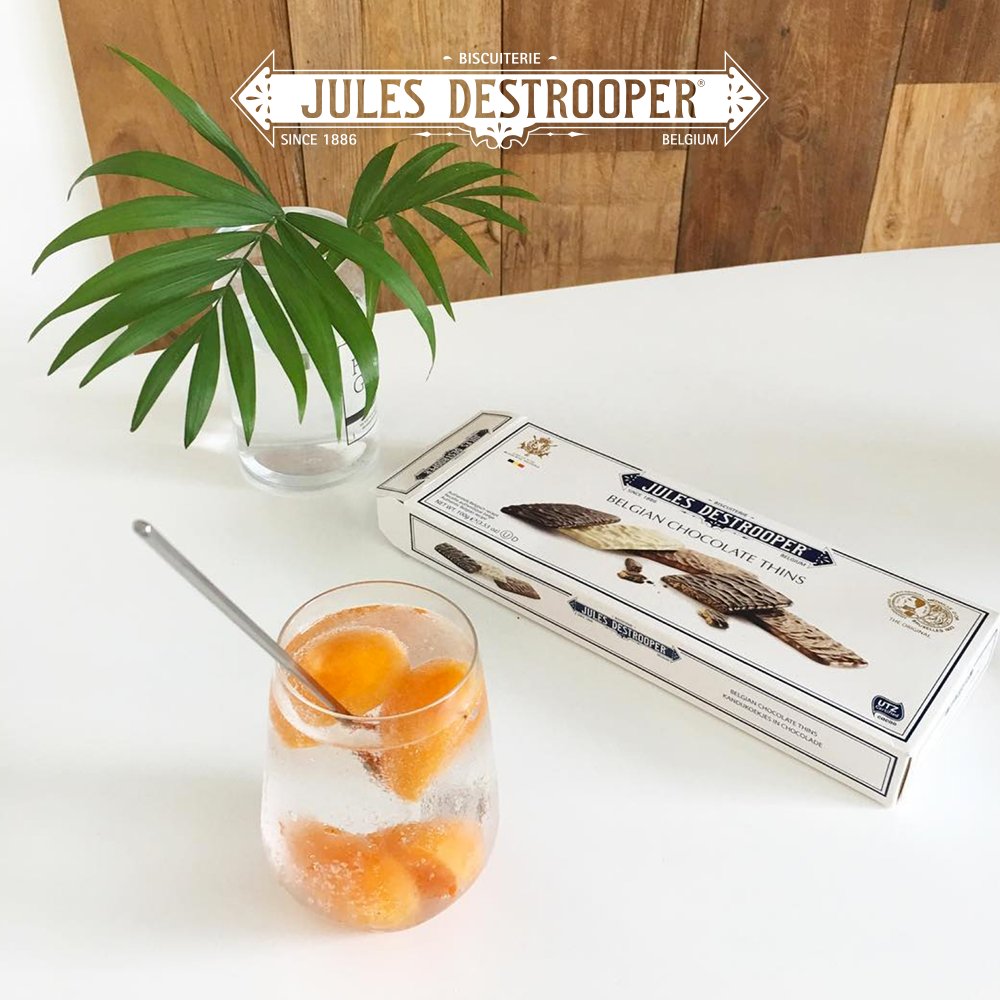 Biscuits and fruit, such a delightful combination! The South Korean <a href="/bora/">Bora Kizil</a>.k__ magically transformed a mere peach and Belgian Chocolate Thins in a classy snack. 😍 #julesdestrooper #biscuits #cookies