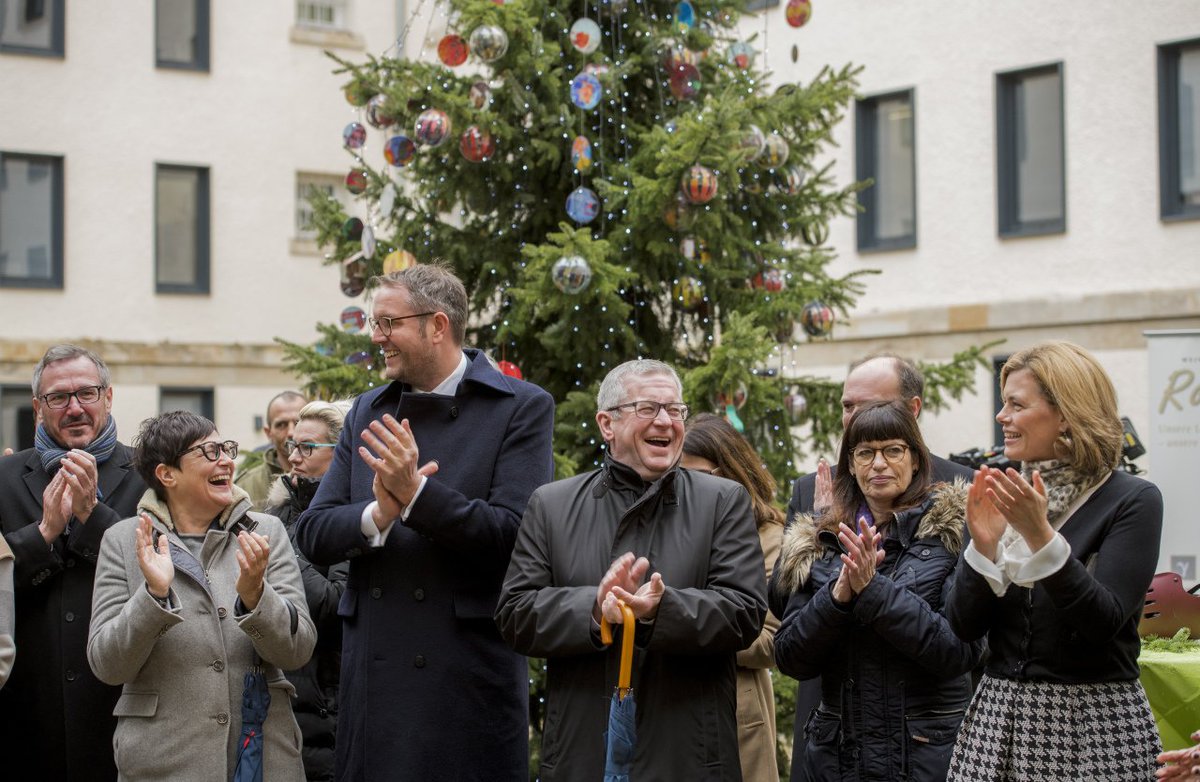 ltrlp's tweet photo. Weihnachtsbaumübergabe im #ltrlp – In diesem Jahr kommt die Fichte aus dem Landkreis #Germersheim. @hendrikhering: „Die #Kommunen bilden das Fundament unseres Landes. Daher läuten wir jährlich die Adventszeit mit einem Kreis oder einer Stadt ein.“ https://t.co/iQ8akrDqv0