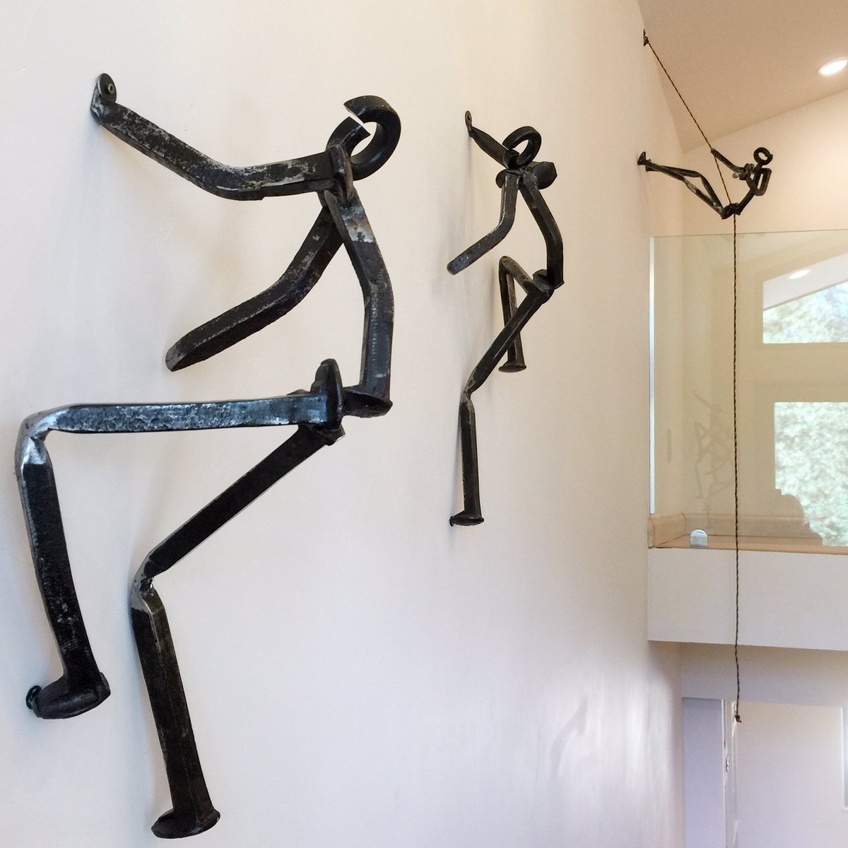 GoMaryMo's tweet photo. ♥️ this art! #interiorart #interiors #rockclimbing #climbingthewalls #metalsculpture #fun #whimsicalart #design #realtortour #realestateagent https://t.co/sGCxjRqPKJ