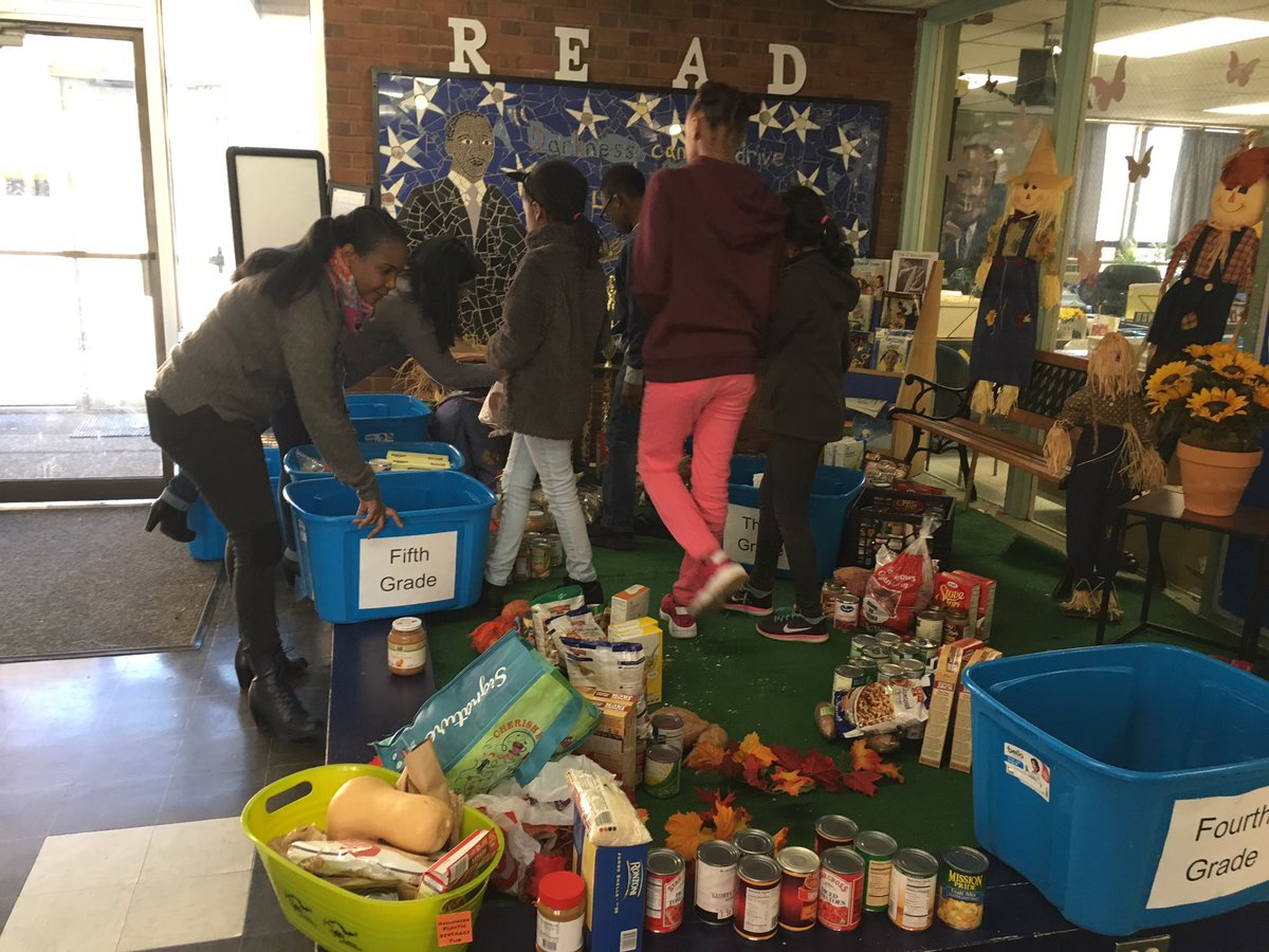 MLKSchoolProv's tweet photo. MLK making Thanksgiving baskets!! 🦃💗 #ppsd #mlkschool https://t.co/xITEhoMt15