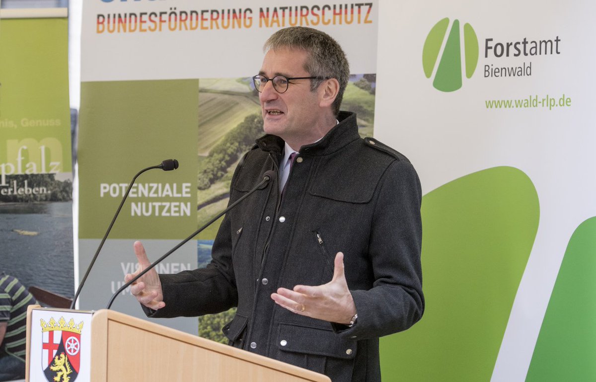 ltrlp's tweet photo. Weihnachtsbaumübergabe im #ltrlp – In diesem Jahr kommt die Fichte aus dem Landkreis #Germersheim. @hendrikhering: „Die #Kommunen bilden das Fundament unseres Landes. Daher läuten wir jährlich die Adventszeit mit einem Kreis oder einer Stadt ein.“ https://t.co/iQ8akrDqv0