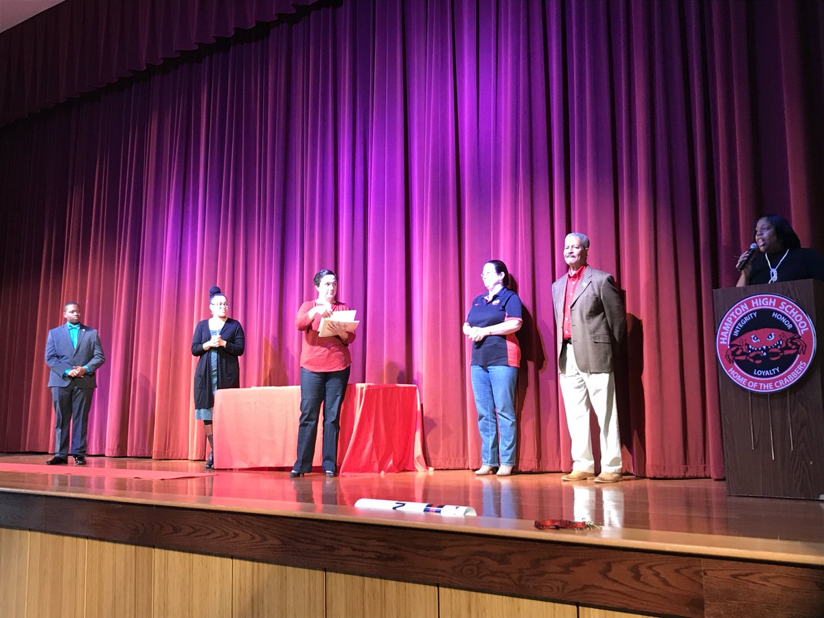 BeccaL_DLS's tweet photo. Awards for #honorroll #perfectattendance #positiveworkethic and Freshman 🔥on🔥 Fire!! @crabbernews https://t.co/Gjb8fYbqj7