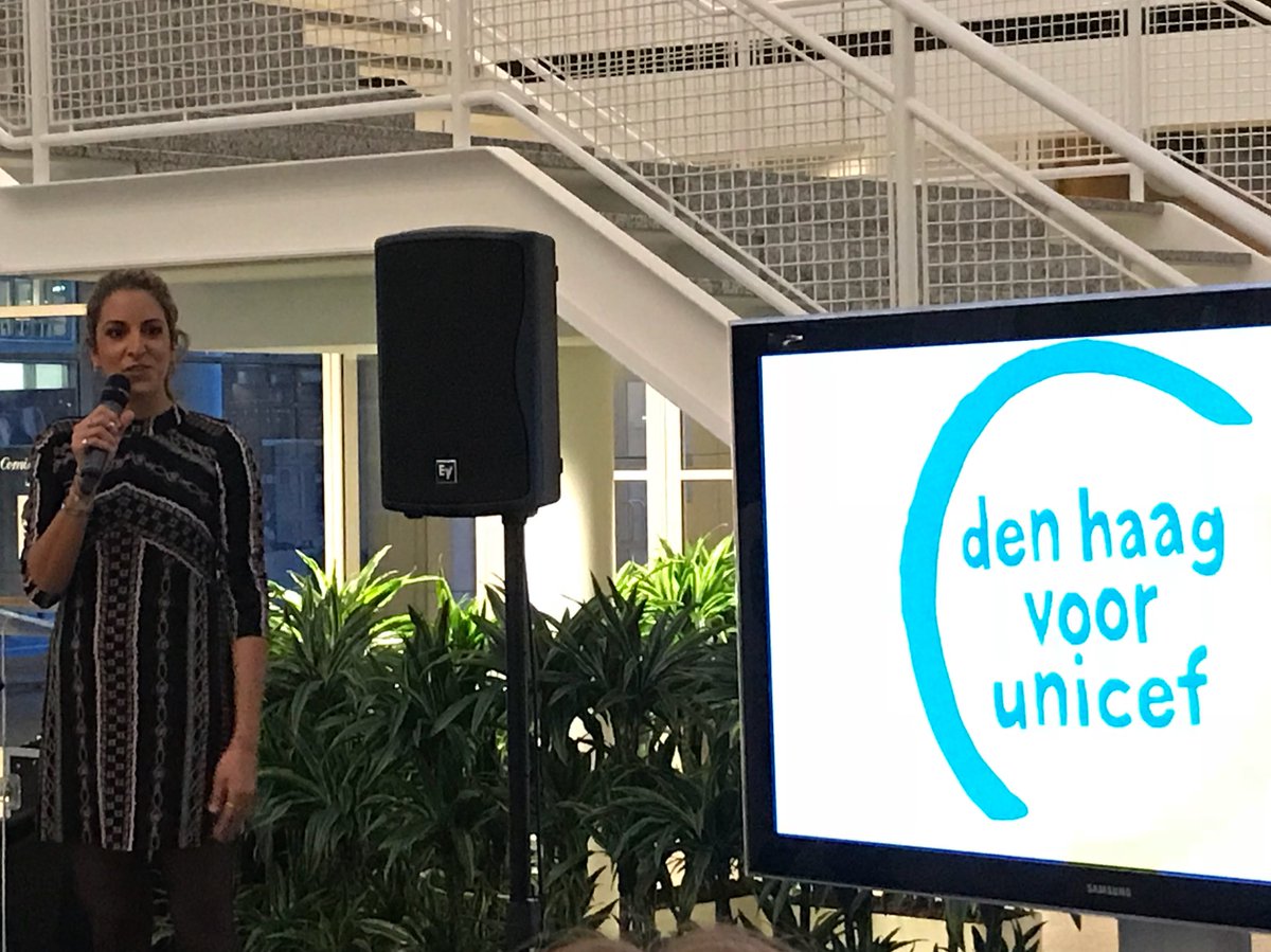 WerkmanDennis's tweet photo. Bij bijeenkomst @UNICEFnl in het Atrium. @nicolettekrul kondigt @PaulineKrikke en Suzanne Laszlo aan. #write2unite @OndernemersDH https://t.co/4zYsc7oQZ9