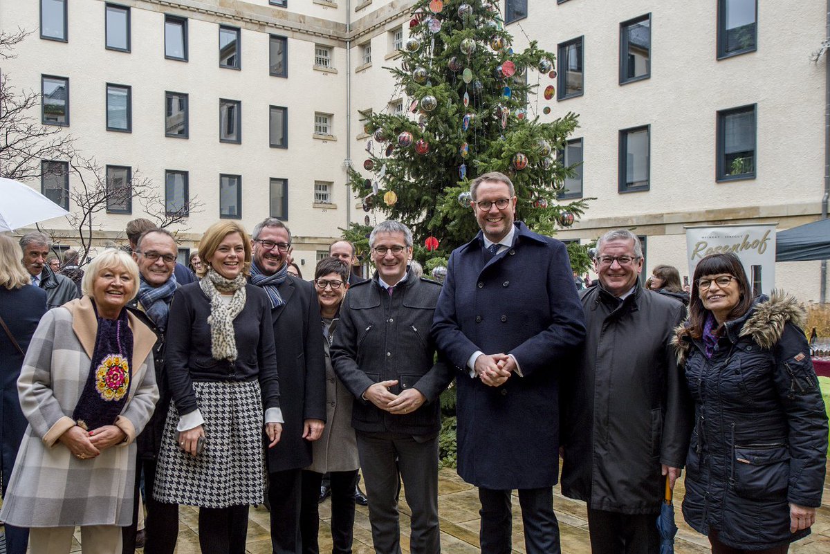 ltrlp's tweet photo. Weihnachtsbaumübergabe im #ltrlp – In diesem Jahr kommt die Fichte aus dem Landkreis #Germersheim. @hendrikhering: „Die #Kommunen bilden das Fundament unseres Landes. Daher läuten wir jährlich die Adventszeit mit einem Kreis oder einer Stadt ein.“ https://t.co/iQ8akrDqv0