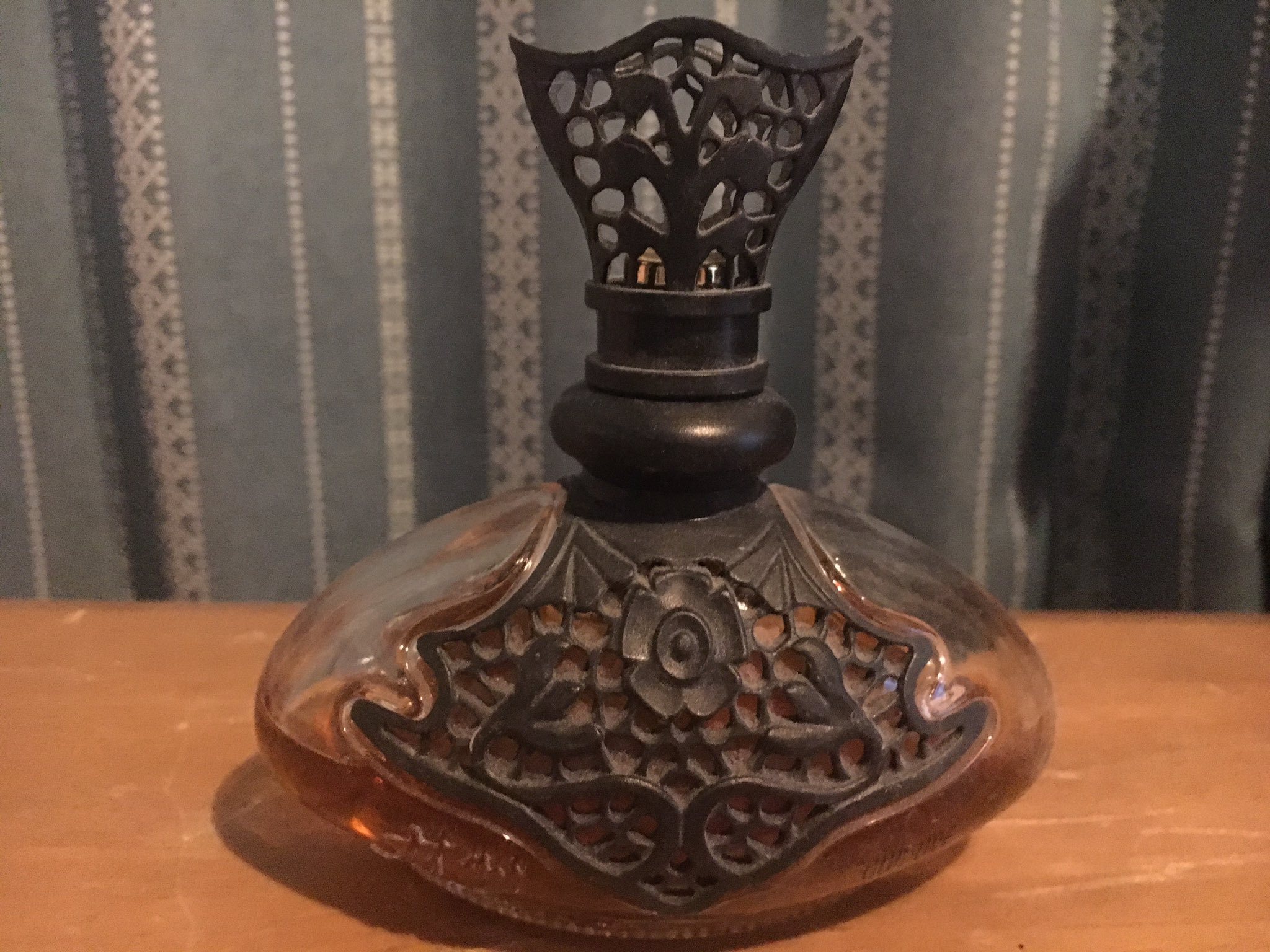 טוויטר 姫野桂 ライター 生きづらさにまみれて 発売中 בטוויטר 昨日 マブダチt氏が泊まりにきたんですけど この香水 を見て 昔持ってた と そうだよ これはライブハウスで誰か必ずつけているバンギャル香水だよ 秋冬用に8年前に買って まだ残って