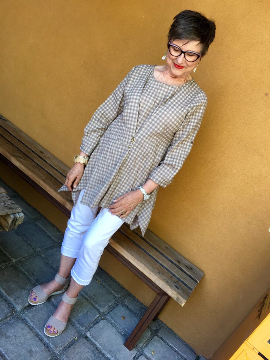 brendakinsel's tweet photo. Have you used stick pins or brooches to create a new shape for an item in your closet? I tamed a tunic with one!  https://t.co/zyHIq5GT93 https://t.co/ZtxQiIJwox