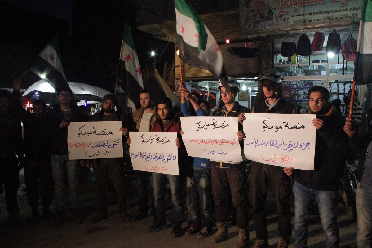 mohamad_hajjar5's tweet photo. #حلب مدينة #الباب
وقفة احتجاجية تعبر عن رأي الثوار من #منصة_موسكو 
التي تعتبر جزء لا يتجزأ من نظام الأسد.
نرفض_منصة_موسكو 
#Moscow_Platform_Out

#نرفض_منصة_موسكو https://t.co/5MVEevzy9f