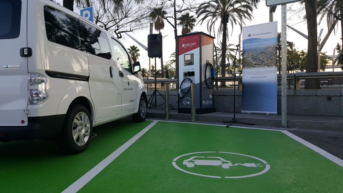 PortdeBarcelona's tweet photo. En estos momentos presentamos la nueva iniciativa para potenciar la movilidad eléctrica en el Port de Barcelona en el marco del Plan de Calidad de Mejora del Aire #GreenPort https://t.co/J3yweNxGQz