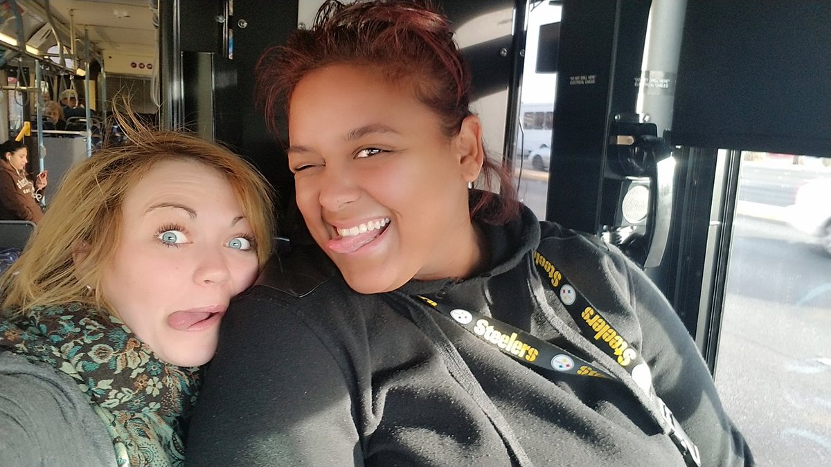 Beshta yigit bir vaqtning ozida qizni sikishmoqda (porno surat)