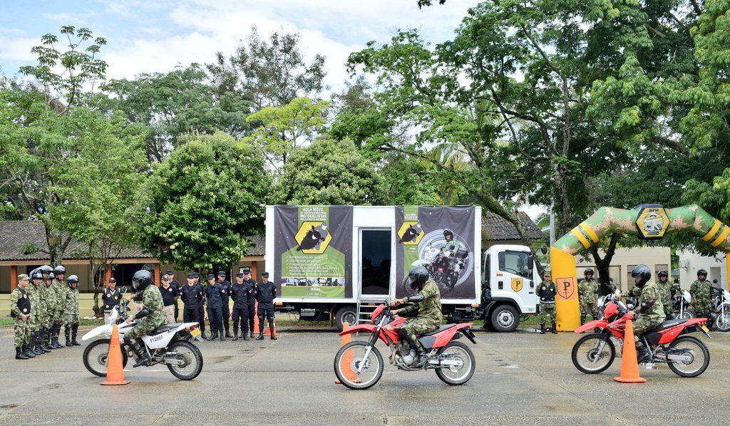 Ejercito_Div5's tweet photo. #HeroesMultimision de la #FTZeus realizan #AEstaHora la capacitación y certificación de motorizados del @COL_EJERCITO, evaluando la destreza de conductores y promoviendo la seguridad https://t.co/SkTTXN5IB0
