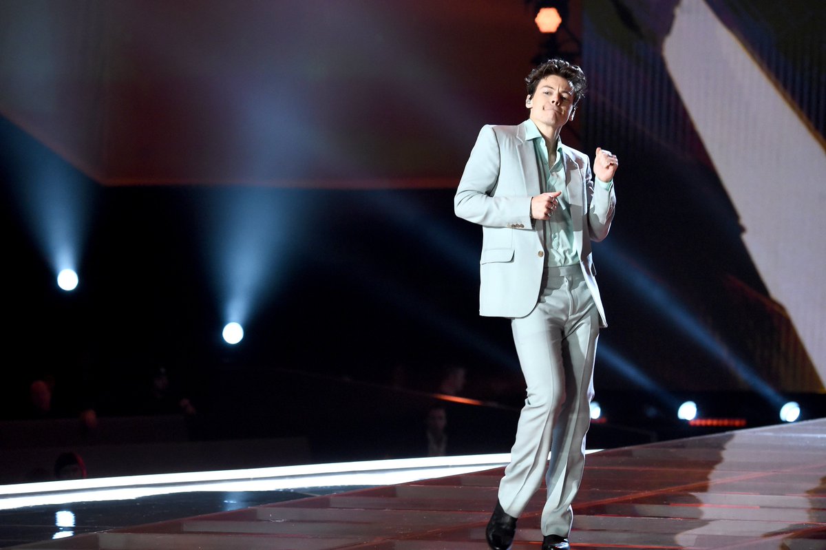 MTV's tweet photo. Mood: Harry Styles dancing like someone's uncle at a wedding ✨ https://t.co/mpDteAuxhA