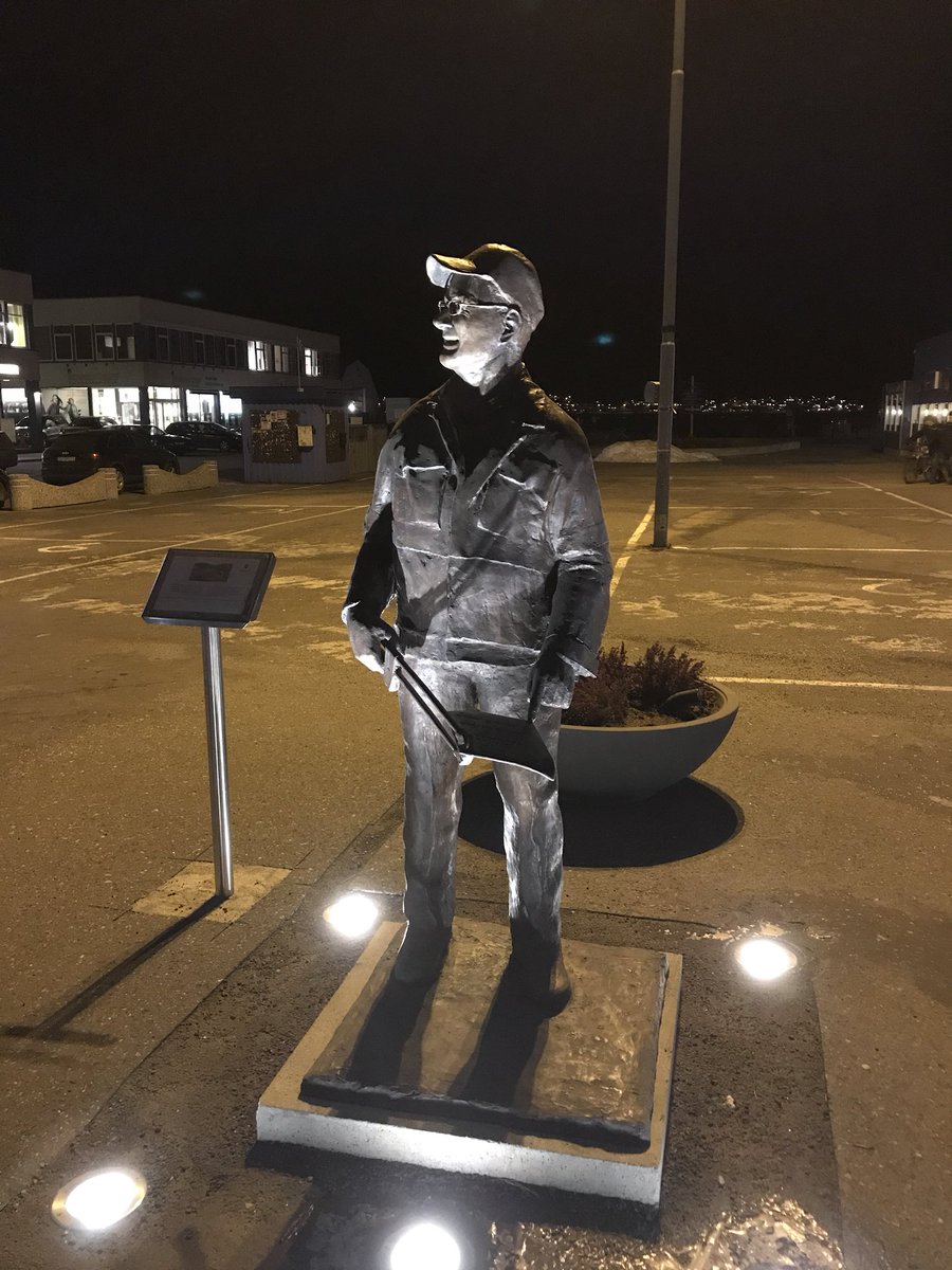 VigleikM's tweet image. På Sortland står denne statuen av byens renovatør gjennom nesten 30 år, Kjetil Paulsen. Han gikk av med pensjon i 2016. Strålende av #Sortland å løfte fram en #hverdagshelt på den måten!