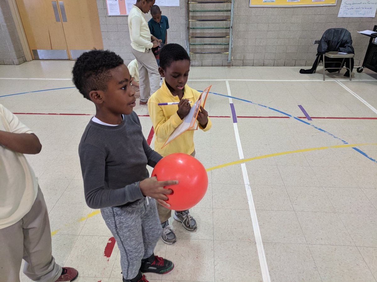 HoneygoPhysEd's tweet photo. 3rd Ss working on accepting and implementing specific corrective feedback from peers #PEmovesMD @SomerRain23 #physed @TeamWoodmoor https://t.co/kGwAQyUeXM