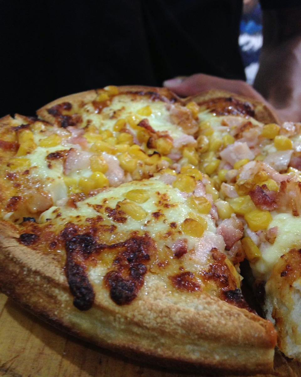 QueHayMaracaibo's tweet photo. Saliendo una de maíz y tocineta en #OnePizza . Nosotros somos adictos a las pizzas ¿y tú? https://t.co/PHtChbrhN3