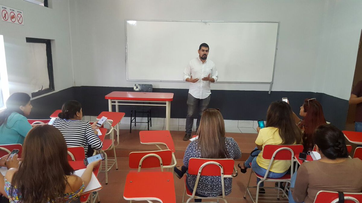CarlaMirandaC1's tweet photo. Amena conferencia, hablando sobre 4 temas de importancia en la ciudad de Tarija como los que son: cementerio,  puente 4 de julio, mástil,  planta de tratamiento. 
#PeriodismoDigitalUPDS https://t.co/FW7UpC7n45