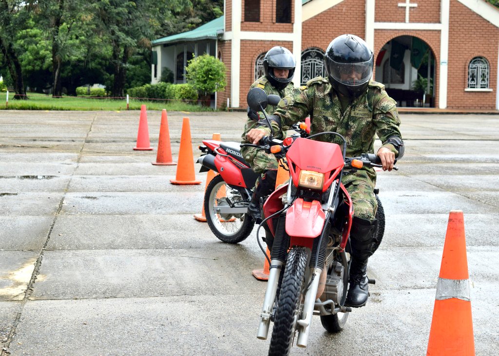 Ejercito_Div5's tweet photo. Con compromiso, Héroes #FTZeus #BICAI #Brim20 #BIDEH2 se certifican en conducción de motorizados, actividad con la que se protege la integridad de nuestros #HéroesMultimision https://t.co/vcLJ9uUCs6