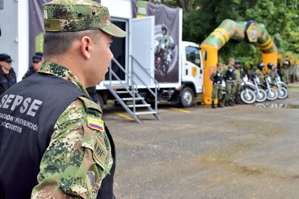 Ejercito_Div5's tweet photo. Con compromiso, Héroes #FTZeus #BICAI #Brim20 #BIDEH2 se certifican en conducción de motorizados, actividad con la que se protege la integridad de nuestros #HéroesMultimision https://t.co/vcLJ9uUCs6